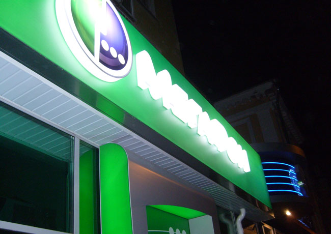 Световой короб с накладными цельноклеенными буквами с неоном в Йошкар-Оле