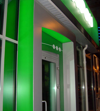 Вход в магазин, ночной вид