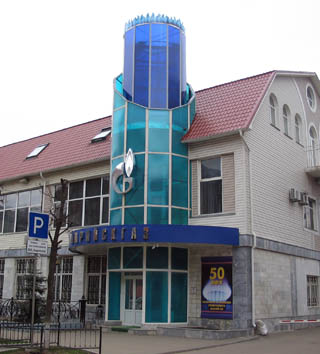 Фасад Марийскгаза после реконструкции, вид справа: накладные буквы с контражурной подсветкой