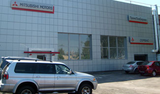 Фасад автосалона Митсубиши (ТрансТехСервис) за день открытия