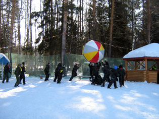 Этот мяч можно осилить лишь в команде