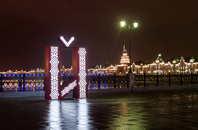 Каждый световой элемент орнамента фрезеровался из молочного акрила 5 мм и вклеивался индивидуально, подлинная инкрустация