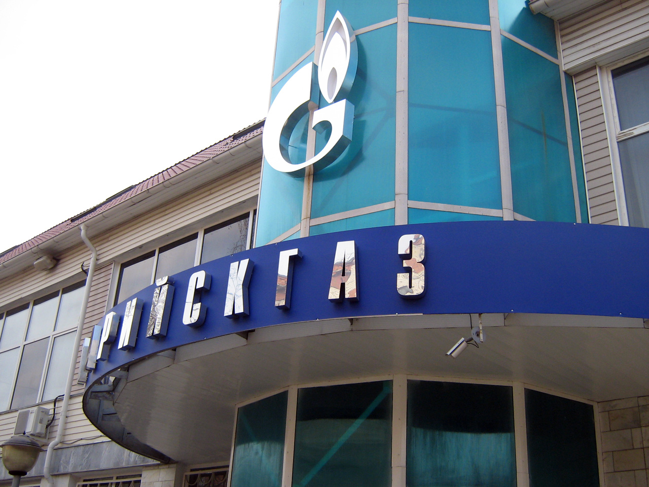 Буквы из полированной нержавеющей стали с неоновой подсветкой