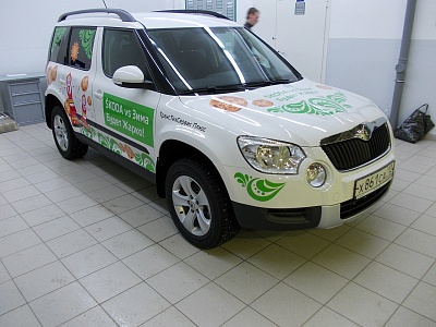 Временная винилография на автомобилях автосалона