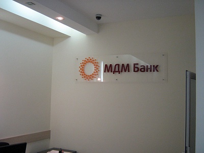 Символика банка на подложке из прозрачного акрила