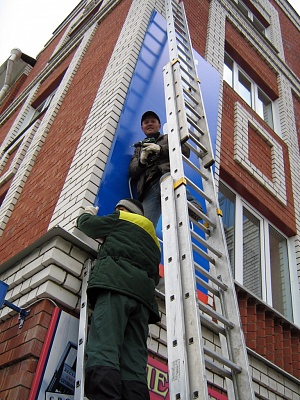 Монтаж вывески со многосекционных лестниц