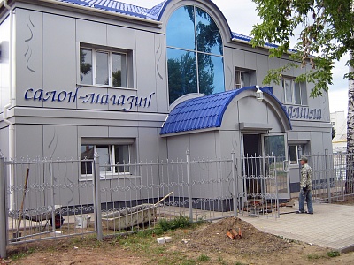 Несветовые буквы на фасаде