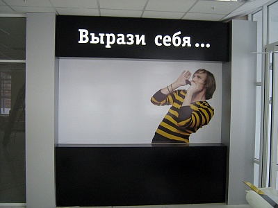 Световой короб в интерьере офиса продаж