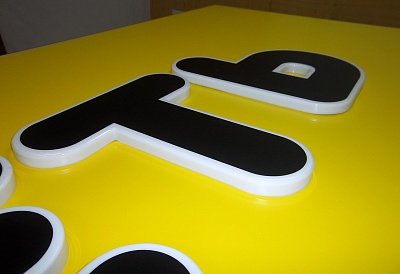 Тонкие объёмные световые буквы методом вакуумного формования