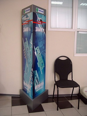 Трехсторонняя стойка бренда для выставки