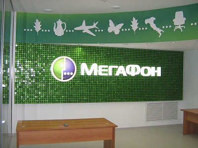 Стеновая "монетная" панель со светодиодными цельнокленными буквами