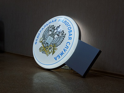 Панель-кронштейны для налоговой службы комплектуются "ответной" частью для крепления на фасаде