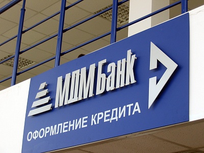 Указатель с буквами на дистанционных держателях