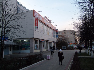 Короб с баннерным лицом, внешняя подсветка, панель-кронштнейн световой
