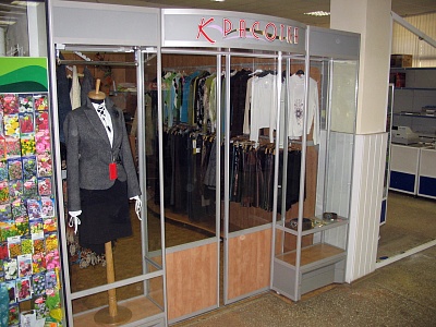 Вывеска из отдельных букв над входом в торговый отдел