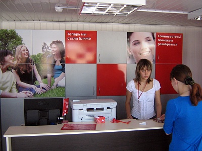 Оформление бренда МТС внутри салона