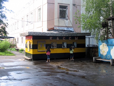 Брендирование киоска, окраска по шаблону