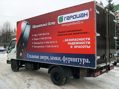 Сменная реклама на бортах грузового автомобиля