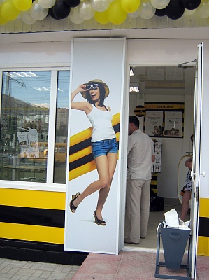 Световой короб как элемент оформления входа