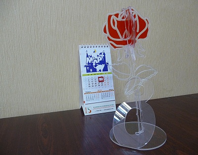 Роза из орстекла с подставкой в виде восьмёрки