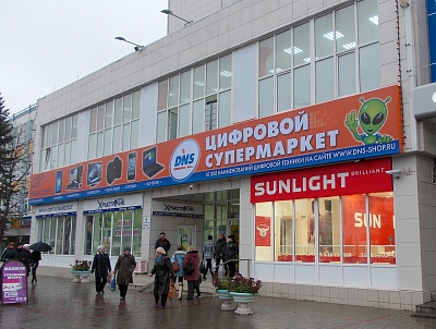 Световой короб ДНС на фасаде ТЦ "Дом быта"