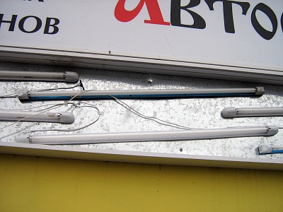 Задняя стекна не должна быть из голой оцинковки, сборка то же не идеал<br />
