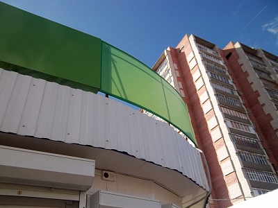 Задняя стенка исключает выдувание лицевой панели и светоблокирует её